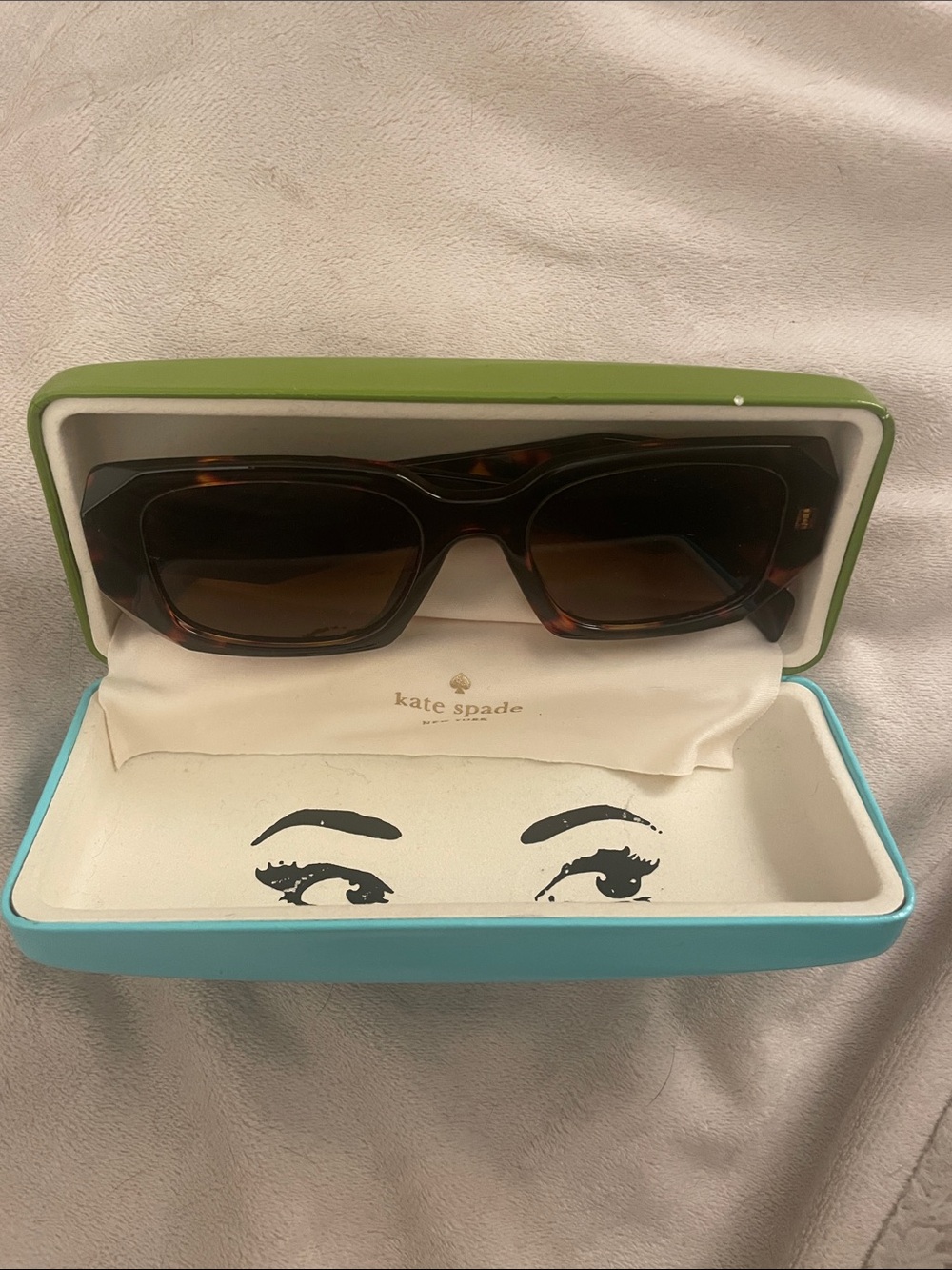 Kate SpadeTwo tone Rectangle Sunglass Box w/Retro Max Edition Sunglasses